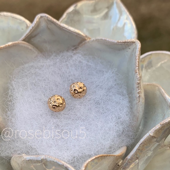 💋🆕Textured Rose Gold Ball Stud Earrings - Picture 2 of 4